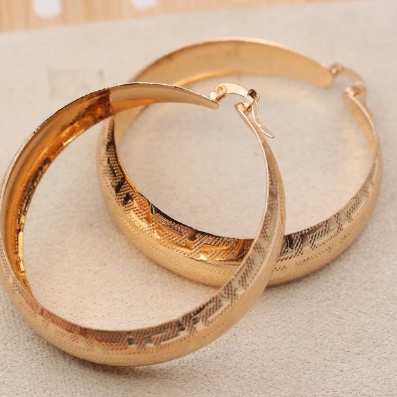 18K Gold Plated Round Hoop Earrings - Picture 5 of 5